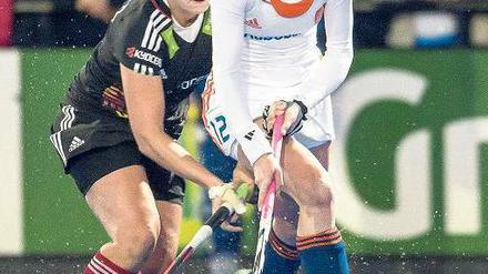 Genug hinterhergelaufen. Zuletzt verloren die deutschen Frauen zwei Mal gegen die Niederlande, hier kommt Julia Müller (l.) gegen Lidewij Welten zu spät