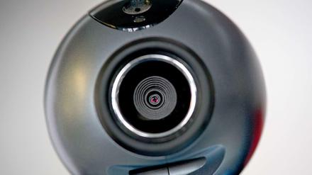 Hacker haben nach Angaben britischer Datenschützer weltweit tausende private und geschäftliche Webcams geknackt 