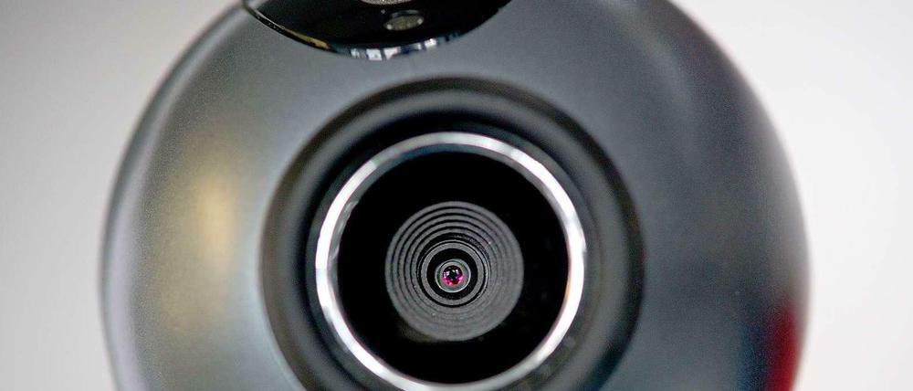 Hacker haben nach Angaben britischer Datenschützer weltweit tausende private und geschäftliche Webcams geknackt