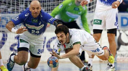 Hamburgs Davor Dominikovic (l.) und Berlins Petar Nenadic kämpfen um den Ball. 