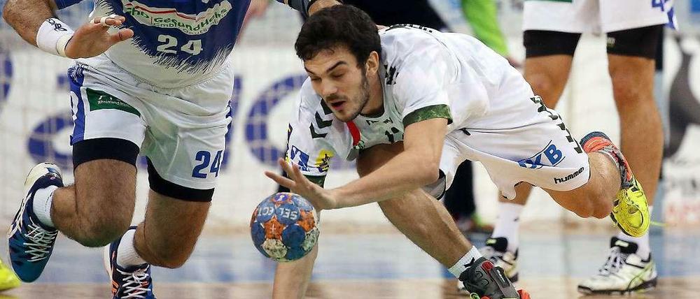 Hamburgs Davor Dominikovic (l.) und Berlins Petar Nenadic kämpfen um den Ball.