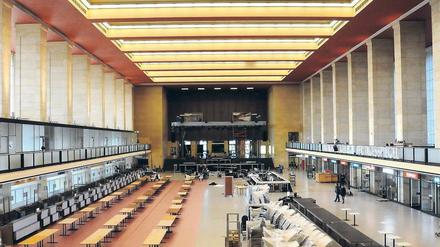 Die Tische stehen schon mal. Der Ball ist längst ausverkauft, mehr als 2000 Gäste dürfen in Tempelhof nicht feiern. Eine Sache wurde gestrichen: die traditionelle Tombola. 