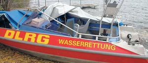 Diesem DLRG-Boot am Spandauer Ufer fehlt der Motor. Er wurde gestohlen.