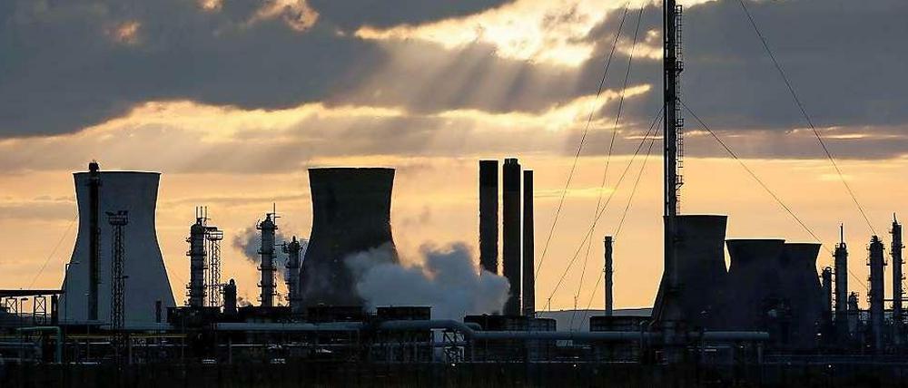 Andere Länder. Am Donnerstag teilte der Schweizer Chemiekonzern Ineos mit, dass er 640 Millionen britische Pfund für zwei Fracking-Lizenzen nahe der Ölraffinerie Grangemouth in Schottland bezahlt hat. Die Regierung in London begrüßte die Investition.