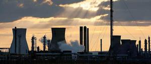 Andere Länder. Am Donnerstag teilte der Schweizer Chemiekonzern Ineos mit, dass er 640 Millionen britische Pfund für zwei Fracking-Lizenzen nahe der Ölraffinerie Grangemouth in Schottland bezahlt hat. Die Regierung in London begrüßte die Investition.
