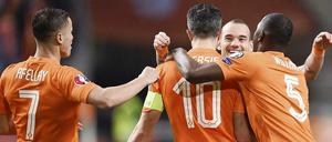 Welt lass dich umarmen: Wesley Sneijder (2.v.r.) und die Niederländer feiern das 6:0 gegen Lettland.