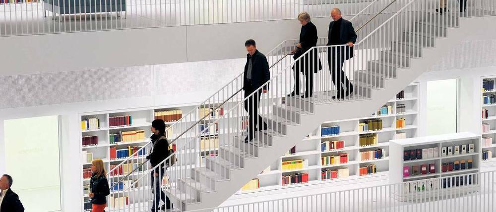 Dank E-Books bräuchte niemand mehr lange Wege in und durch die Bibliotheken nehmen. Doch bislang können nur Uniangehörige E-Books unbegrenzt ausleihen. In Stadtbibliotheken gibt es - ganz wie beim Papierbuch - nur eine begrenzte Zahl von Dateien auszuleihen.
