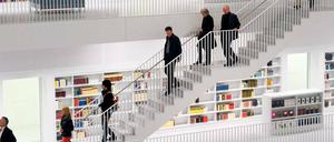 Dank E-Books bräuchte niemand mehr lange Wege in und durch die Bibliotheken nehmen. Doch bislang können nur Uniangehörige E-Books unbegrenzt ausleihen. In Stadtbibliotheken gibt es - ganz wie beim Papierbuch - nur eine begrenzte Zahl von Dateien auszuleihen.