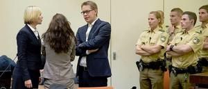 Die Angeklagte Beate Zschäpe im Gerichtssaal zwischen ihren Anwälten Anja Sturm und Wolfgang Heer.
