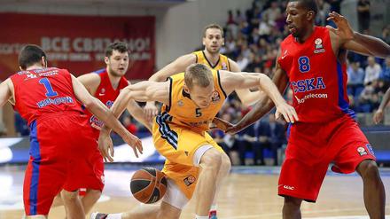 Kein guter Tag: Albas Niels Giffey verliert den Ball.
