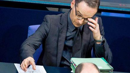 Justizminister Heiko Maas kam mit Verspätung in der Bundestagsdebatte über sein Gesetzesvorhaben.