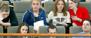 Schüler verfolgen im Landtag in Düsseldorf eine Parlamentsdebatte.