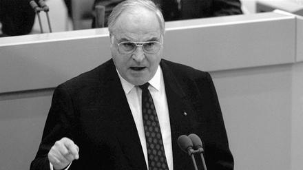 Helmut Kohl im Bundestag. Am 28. November 1989 stellt der Bundeskanzler mit seinem Zehn-Punkte-Programm seine deutschlandpolitischen Pläne vor. Ziel ist die Errichtung einer bundesstaatlichen Ordnung in ganz Deutschland. Über die Bildung konföderativer Strukturen mit der DDR soll in fünf bis zehn Jahren das ehrgeizige Ziel der deutschen Einheit erreicht werden. Durch Einbindung in den europäischen Prozess sollen den Partnern in Europa und der Welt die Bedenken vor der deutsche Wiedervereinigung genommen werden.