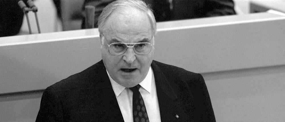 Helmut Kohl im Bundestag. Am 28. November 1989 stellt der Bundeskanzler mit seinem Zehn-Punkte-Programm seine deutschlandpolitischen Pläne vor. Ziel ist die Errichtung einer bundesstaatlichen Ordnung in ganz Deutschland. Über die Bildung konföderativer Strukturen mit der DDR soll in fünf bis zehn Jahren das ehrgeizige Ziel der deutschen Einheit erreicht werden. Durch Einbindung in den europäischen Prozess sollen den Partnern in Europa und der Welt die Bedenken vor der deutsche Wiedervereinigung genommen werden.