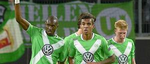 Wolfsburgs Guilavogu (l.) feiert mit Gustavo und De Bruyne den Sieg gegen Krasnodar in der Europa League.