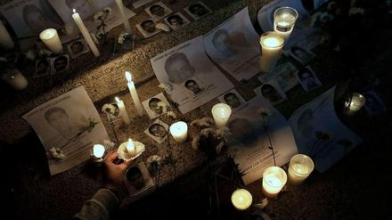 Bilder der ermordeten mexikanischen Studenten bei einer Mahnwache in Mexiko-City.