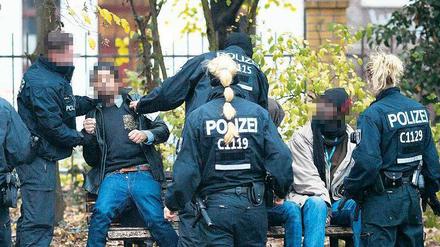 Kreuzberg, Görlitzer Park, Dienstagmittag. Die Polizei ist da und greift zu. 