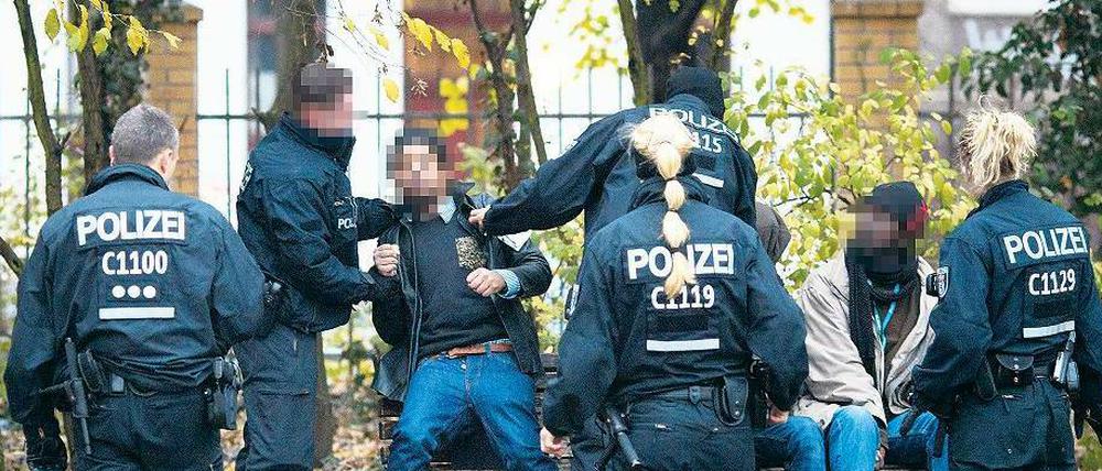 Kreuzberg, Görlitzer Park, Dienstagmittag. Die Polizei ist da und greift zu. 