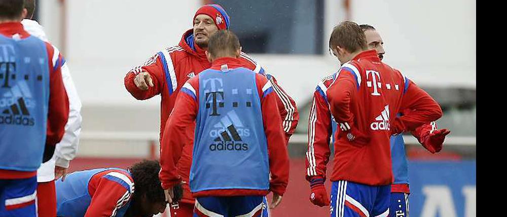 Bangen um Philipp Lahm: Der Bayern-Kapitän hat sich im Training verletzt. 