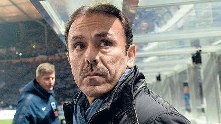 Wo ist der Ausweg? Jos Luhukay erlebt in seinem dritten Hertha-Jahr seine schwierigste Phase. Der Niederländer hat viele seiner Wunschspieler erhalten, aber daraus noch kein stabiles und widerstandsfähiges Gebilde formen können.