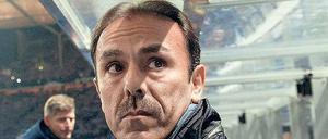 Wo ist der Ausweg? Jos Luhukay erlebt in seinem dritten Hertha-Jahr seine schwierigste Phase. Der Niederländer hat viele seiner Wunschspieler erhalten, aber daraus noch kein stabiles und widerstandsfähiges Gebilde formen können.