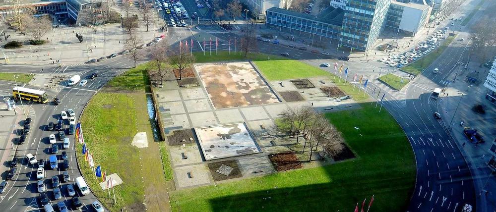 Kreisverkehr mit Mittel-Oase. So blickt man aus dem 22-stöckigen alten Telefunken-Hochhaus, das heute der Technischen Universität (TU) dient, auf den Ernst-Reuter-Platz.