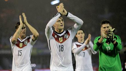 Torschütze Toni Kross feiert mit seinen Mitspielern den 1:0-Sieg in Spanien. 