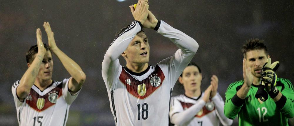 Torschütze Toni Kross feiert mit seinen Mitspielern den 1:0-Sieg in Spanien.