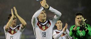 Torschütze Toni Kross feiert mit seinen Mitspielern den 1:0-Sieg in Spanien.