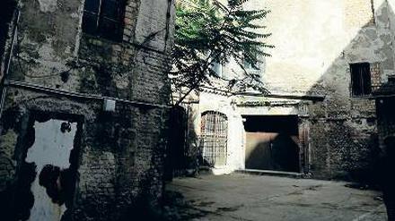 Gegenwart. Die Ruine des ehemaligen Ballhauses "Kolibri-Festsäle" in Mitte. 