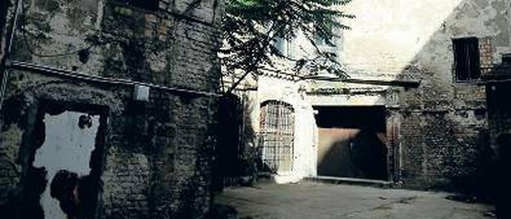 Gegenwart. Die Ruine des ehemaligen Ballhauses "Kolibri-Festsäle" in Mitte. 