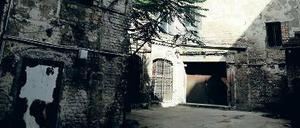 Gegenwart. Die Ruine des ehemaligen Ballhauses "Kolibri-Festsäle" in Mitte. 