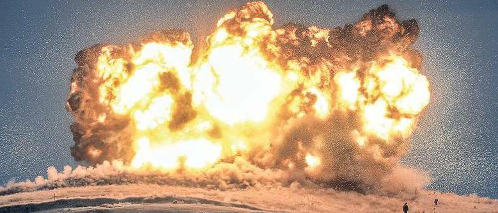 Volltreffer? Mitglieder der Terrormiliz „Islamischer Staat“ (IS) stehen unmittelbar am Einschlagsort einer von der internationalen Allianz abgeschossenen Bombe.