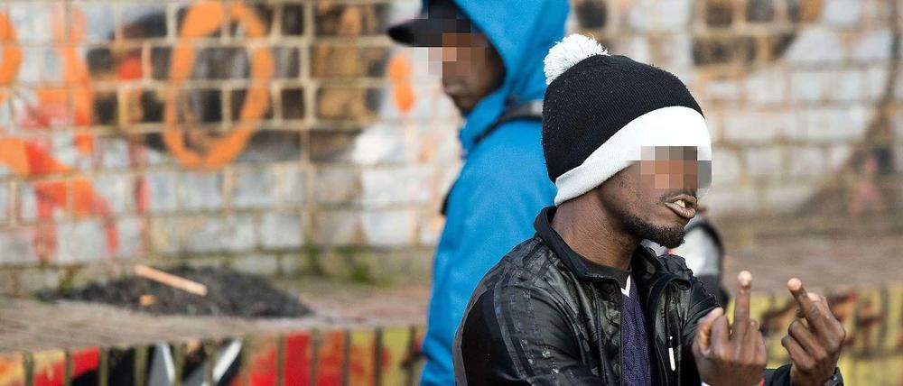 In Bedrängnis. Diese Männer im Görlitzer Park wurden gerade von der Polizei überprüft. 