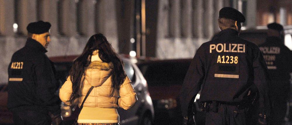 Die Berliner Polizei hat erfolgreich im Rotlichtmilieu ermittelt. Hier ein Bild von einer Razzia in der Kurfürstenstraße 2013.