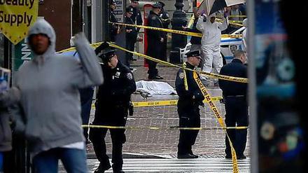 Absperrungen im New Yorker Stadtteil Queens nach dem Angriff auf zwei Polizisten.