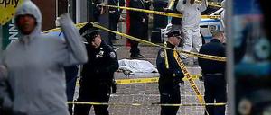 Absperrungen im New Yorker Stadtteil Queens nach dem Angriff auf zwei Polizisten. 