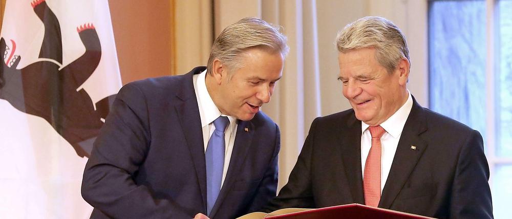 Klaus Wowereit gratuliert dem Bundespräsidenten. Der wurde nicht wegen seines Amtes Ehrenbürger, sondern wegen früherer Verdienste als DDR-Bürgerrechtler.