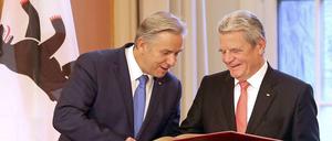 Klaus Wowereit gratuliert dem Bundespräsidenten. Der wurde nicht wegen seines Amtes Ehrenbürger, sondern wegen früherer Verdienste als DDR-Bürgerrechtler.