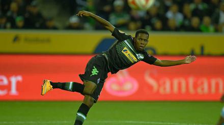 Der doppelte Torschütze Ibrahima Traore verfolgt nach einem Torschuss die Flugbahn des Balls.