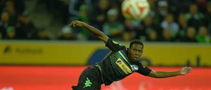 Der doppelte Torschütze Ibrahima Traore verfolgt nach einem Torschuss die Flugbahn des Balls.