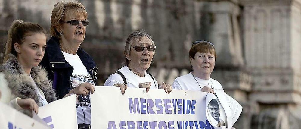 Hoffen auf die Justiz: Aktivisten demonstrieren vor dem Gerichtsgebäude. 