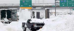 Der US-Bundesstaat New York leidet wie hier in West Seneca unter einem Rekordschneefall.