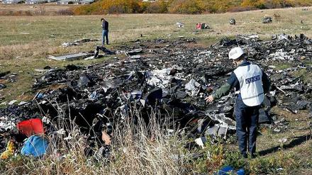 Ukrainische Helfer durften am Montag wieder an die Absturzstelle des malaysischen Flugzeug MH17, bei dem fast 300 Menschen ums Leben kamen. 