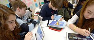 Vorbildlich. Diese Schüler arbeiten bereits mit Tablet-Computern. Allgemein seien deutsche Schulen schlecht mit IT-Technik ausgestattet, heißt es in der Studie.
