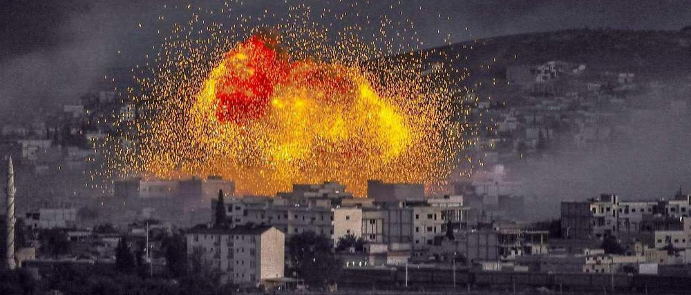 Um Kobane wird weiter heftig gekämpft.