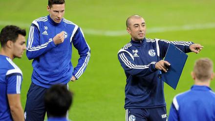 Vorgaben des neuen Trainers: Die Handschrift von Roberto Di Matteo (r.) war gegen Hertha BSC bereits zu erkennen.
