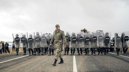 Einheiten der türkischen Polizei und Soldaten riegeln seit Tagen das Dorf Mürsitpinar ab.