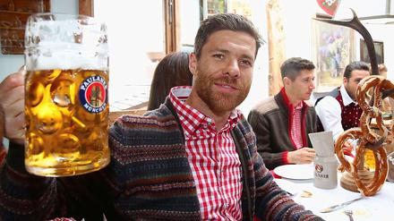 Xabi Alonso stößt beim Oktoberfest schon auf die Meisterschaft an. Oder zweifelt noch jemand am neuerlichen Titelgewinn in der Bundesliga?