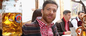 Xabi Alonso stößt beim Oktoberfest schon auf die Meisterschaft an. Oder zweifelt noch jemand am neuerlichen Titelgewinn in der Bundesliga?